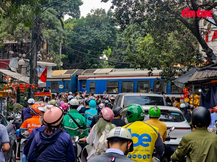Hà Nội áp dụng 'Vành đai an toàn đường sắt' trên phố cà phê đường tàu- Ảnh 3. Hà Nội áp dụng 'Vành đai an toàn đường sắt' trên phố cà phê đường tàu- Ảnh 3.