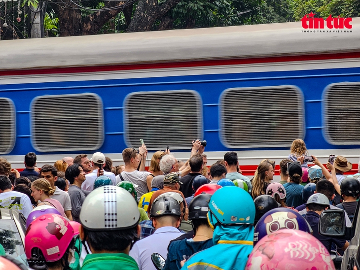 Hà Nội áp dụng 'Vành đai an toàn đường sắt' trên phố cà phê đường tàu- Ảnh 2. Hà Nội áp dụng 'Vành đai an toàn đường sắt' trên phố cà phê đường tàu- Ảnh 2.