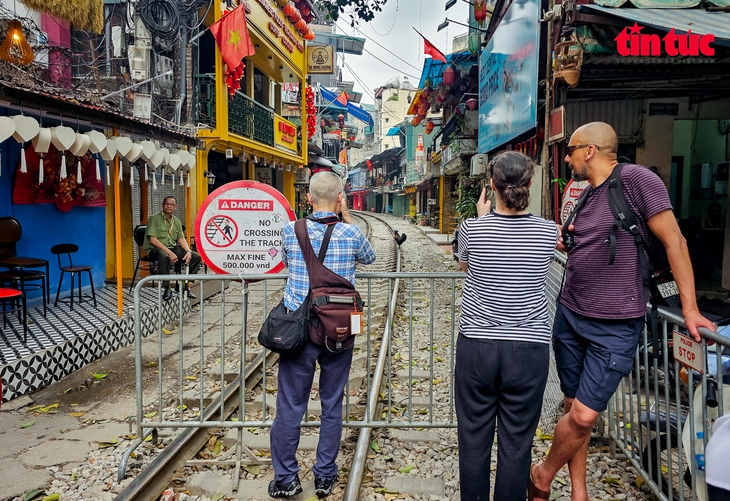 Hà Nội áp dụng 'Vành đai an toàn đường sắt' trên phố cà phê đường tàu- Ảnh 1. Hà Nội áp dụng 'Vành đai an toàn đường sắt' trên phố cà phê đường tàu- Ảnh 1.