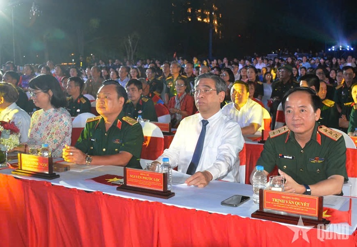 Ấn tượng ‘Bản trường ca hòa bình’ kỷ niệm 50 năm Ngày Giải phóng miền Nam, thống nhất đất nước- Ảnh 2.