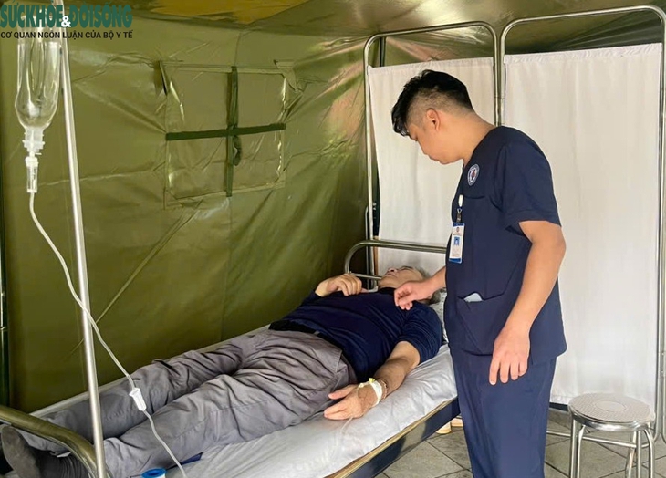 Dòng người đổ về Đền Hùng, lực lượng y tế Phú Thọ ứng trực 24/7 sẵn sàng phục vụ nhân dân- Ảnh 1.