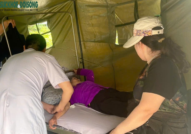 Dòng người đổ về Đền Hùng, lực lượng y tế Phú Thọ ứng trực 24/7 sẵn sàng phục vụ nhân dân- Ảnh 2.
