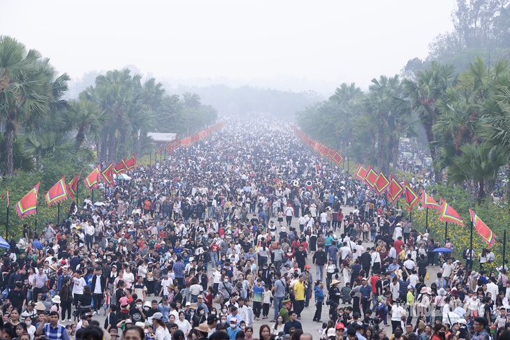 'Biển người' hành hương về Đền Hùng trước ngày Giỗ Tổ Hùng Vương- Ảnh 1.