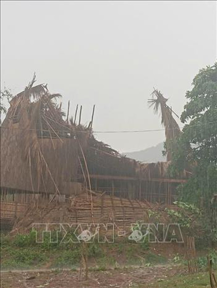 Mưa đá kèm gió lốc làm sập nhà rông ở Kon Tum- Ảnh 1.