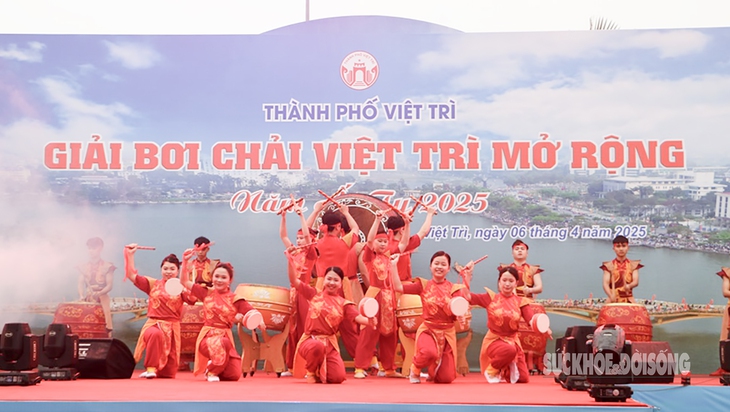 Hàng nghìn người đội mưa xem bơi chải ở Lễ hội Đền Hùng- Ảnh 1.