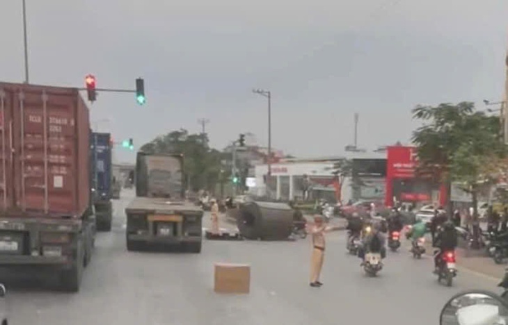 VIDEO: Khoảnh khắc cuộn tôn nặng 28 tấn bị đứt dây xích rơi từ xe đầu kéo xuống đường- Ảnh 1. VIDEO: Khoảnh khắc cuộn tôn nặng 28 tấn bị đứt dây xích rơi từ xe đầu kéo xuống đường- Ảnh 1.