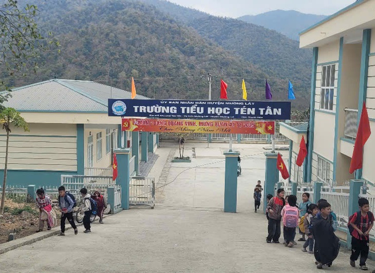 Lập đoàn xác minh vụ học sinh lớp 4 ngã rách 'vùng kín'- Ảnh 1.