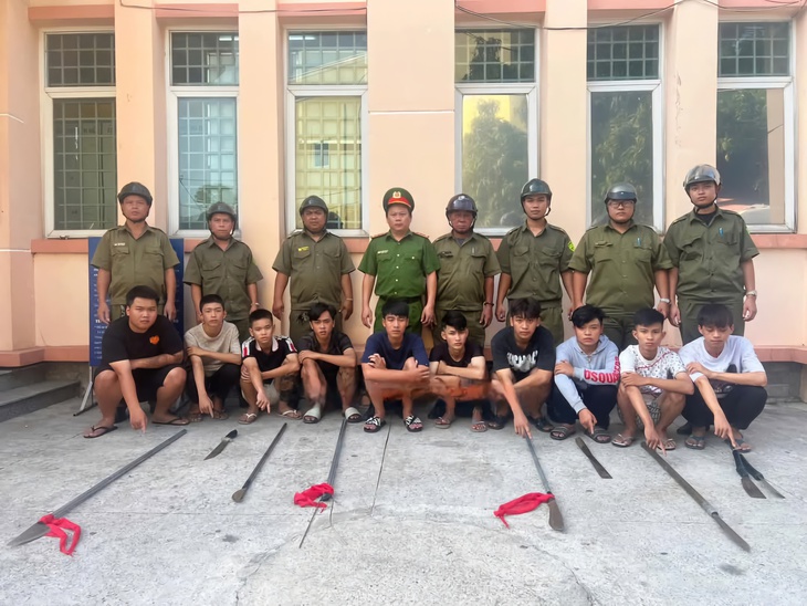 Nhóm thanh niên mang dao phóng lợn đi thách thức đánh nhau- Ảnh 1.