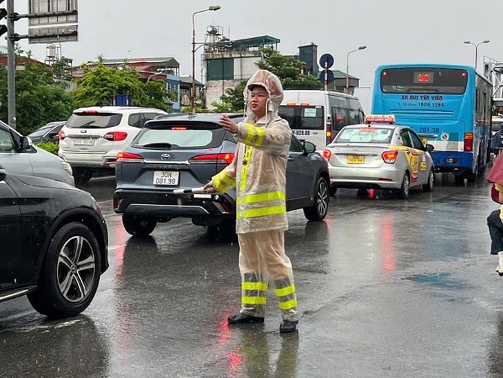 Khuyến cáo người dân di chuyển an toàn khi Hà Nội mưa phùn, sương mù- Ảnh 1. Khuyến cáo người dân di chuyển an toàn khi Hà Nội mưa phùn, sương mù- Ảnh 1.