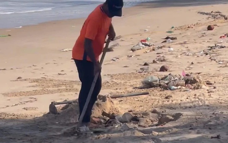 Sốc trước hình ảnh nhân viên khu du lịch chôn rác trên bờ biển Mũi Né