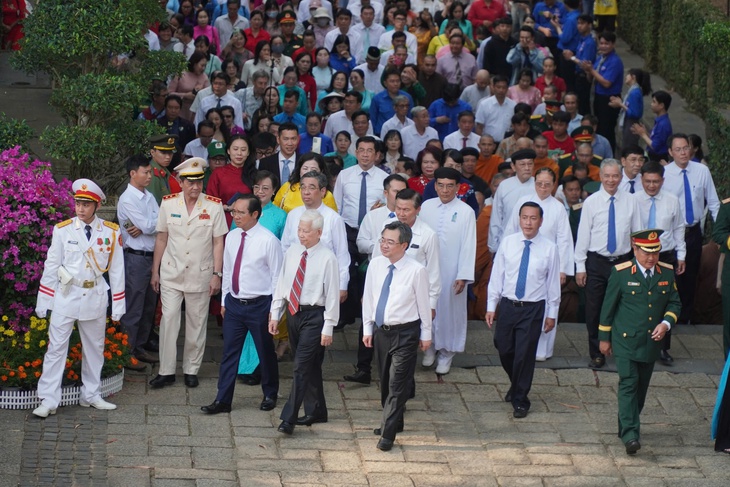 Lãnh đạo và nhân dân TPHCM dâng hương tưởng nhớ công ơn Vua Hùng- Ảnh 1.