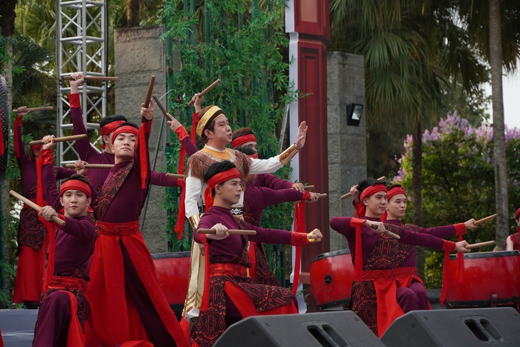 Lãnh đạo và nhân dân TPHCM dâng hương tưởng nhớ công ơn Vua Hùng- Ảnh 3.
