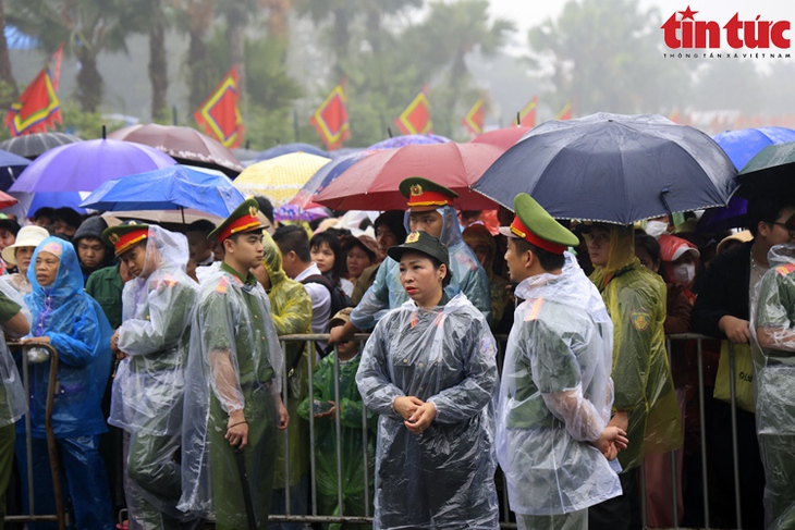Dòng người đội mưa, tấp nập hành hương về Đền Hùng tri ân Quốc Tổ- Ảnh 4.