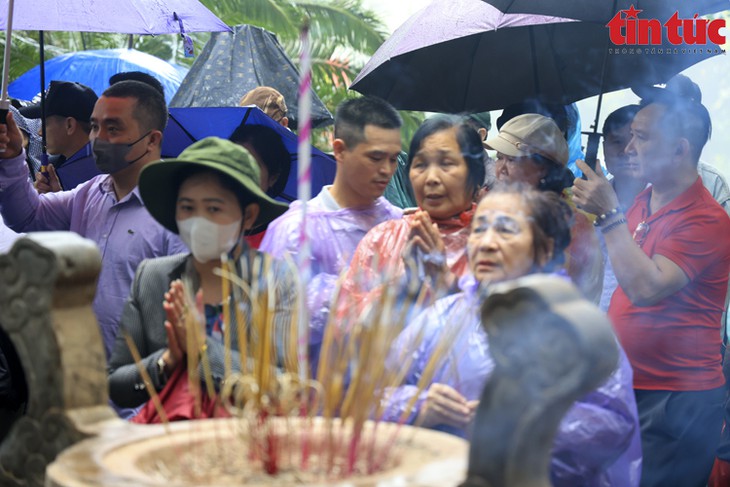 Dòng người đội mưa, tấp nập hành hương về Đền Hùng tri ân Quốc Tổ- Ảnh 11.