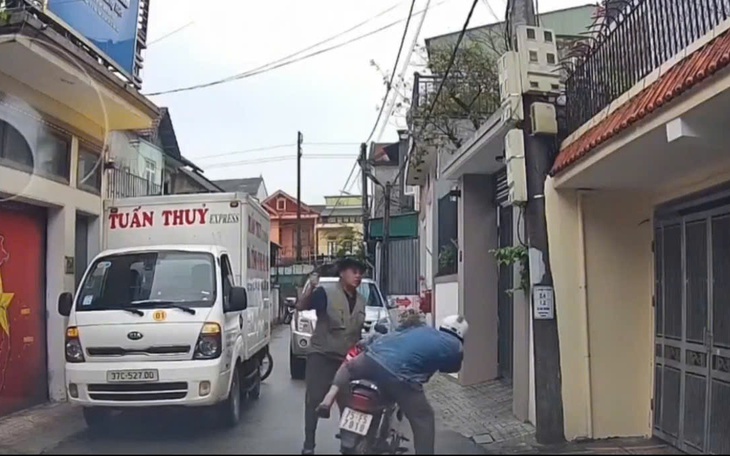 Tài xế dùng hung khí đánh người khi bị nhắc nhở đỗ xe chắn đường