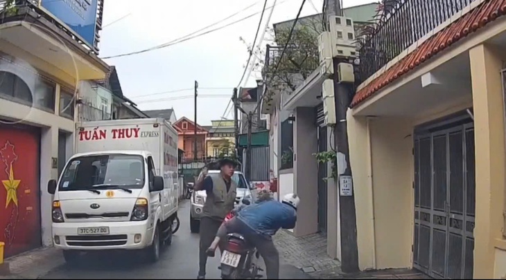 Tài xế dùng hung khí đánh người khi bị nhắc nhở đỗ xe chắn đường- Ảnh 1.