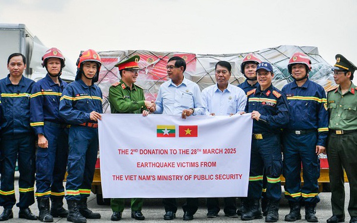 Trao 30 tấn hàng hỗ trợ Myanmar và đón đoàn cứu nạn cứu hộ Việt Nam về nước