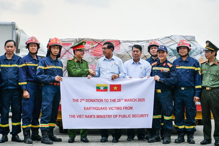 Trao 30 tấn hàng hỗ trợ Myanmar và đón đoàn cứu nạn cứu hộ Việt Nam về nước- Ảnh 2.