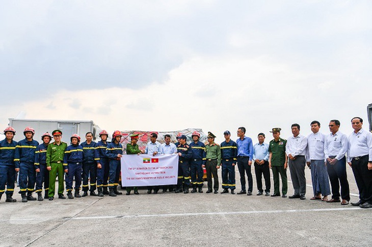 Trao 30 tấn hàng hỗ trợ Myanmar và đón đoàn cứu nạn cứu hộ Việt Nam về nước- Ảnh 1.