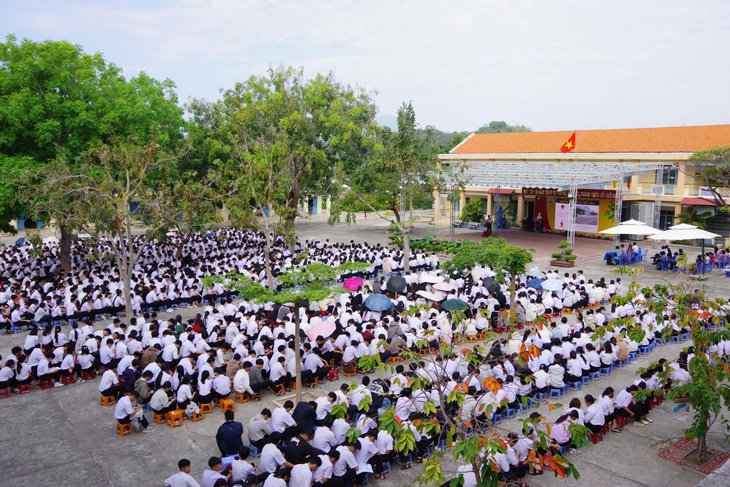 Tuyên truyền biển đảo cho 1.600 giáo viên, học sinh và đoàn viên ở Khánh Hòa- Ảnh 1. Tuyên truyền biển đảo cho 1.600 giáo viên, học sinh và đoàn viên ở Khánh Hòa- Ảnh 1.