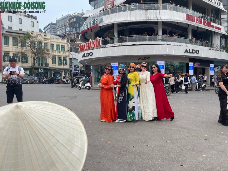 Kiếm bộn tiền nhờ dịch vụ ăn theo tại toà nhà Hàm cá mập- Ảnh 2. Kiếm bộn tiền nhờ dịch vụ ăn theo tại toà nhà Hàm cá mập- Ảnh 2.