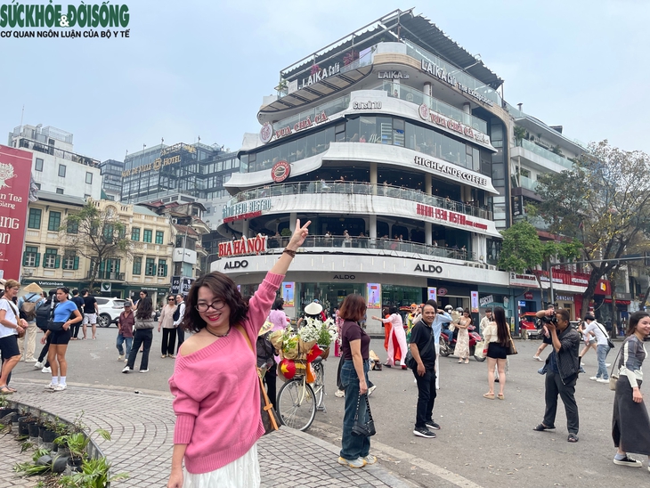 Kiếm bộn tiền nhờ dịch vụ ăn theo tại toà nhà Hàm cá mập- Ảnh 3. Kiếm bộn tiền nhờ dịch vụ ăn theo tại toà nhà Hàm cá mập- Ảnh 3.