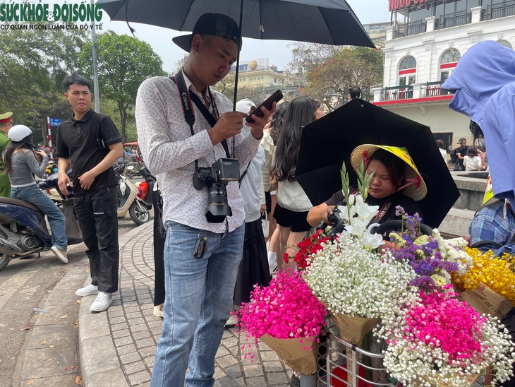 Kiếm bộn tiền nhờ dịch vụ ăn theo tại toà nhà Hàm cá mập- Ảnh 4. Kiếm bộn tiền nhờ dịch vụ ăn theo tại toà nhà Hàm cá mập- Ảnh 4.