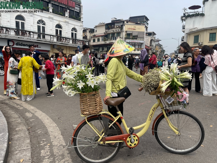 Kiếm bộn tiền nhờ dịch vụ ăn theo tại toà nhà Hàm cá mập- Ảnh 6. Kiếm bộn tiền nhờ dịch vụ ăn theo tại toà nhà Hàm cá mập- Ảnh 6.