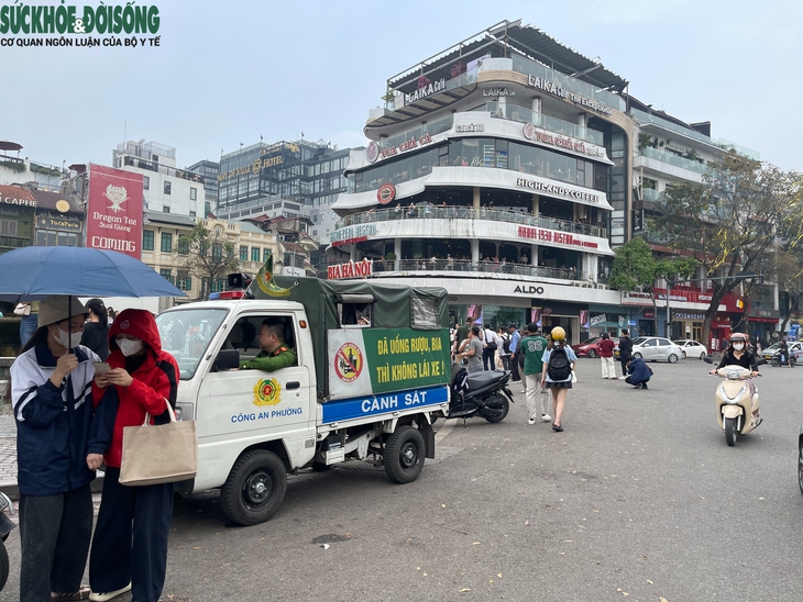 Kiếm bộn tiền nhờ dịch vụ ăn theo tại toà nhà Hàm cá mập- Ảnh 10. Kiếm bộn tiền nhờ dịch vụ ăn theo tại toà nhà Hàm cá mập- Ảnh 10.