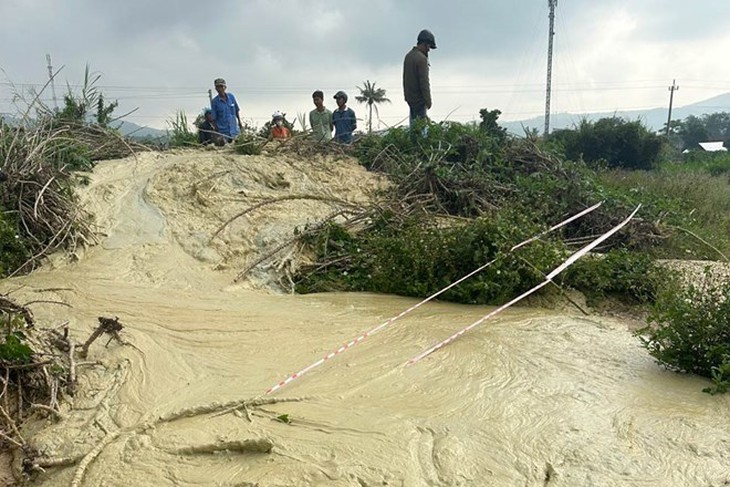 Hiện tượng lạ ở Phú Yên, nứt đất kéo theo bùn trào lên- Ảnh 2.