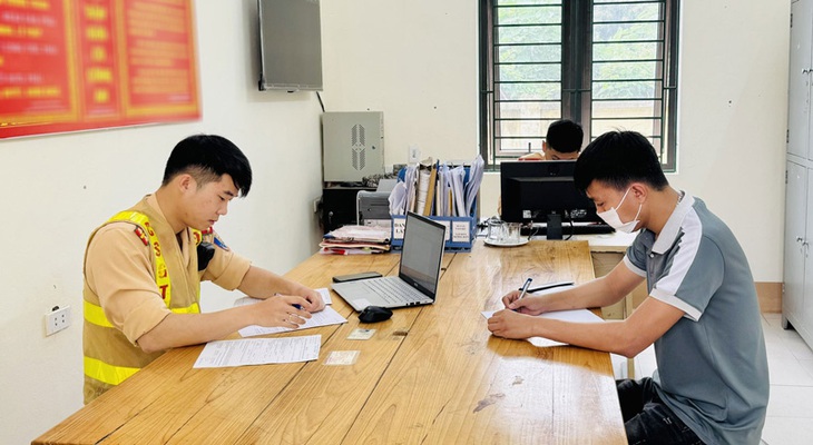 Bị phạt 5 triệu đồng, trừ 6 điểm GPLX vì chở con nhỏ trên thùng xe bán tải- Ảnh 1.