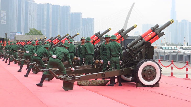 Dàn đại bác diễn tập chuẩn bị cho lễ kỷ niệm 50 năm Ngày Giải phóng miền Nam, thống nhất đất nước- Ảnh 4. Dàn đại bác diễn tập chuẩn bị cho lễ kỷ niệm 50 năm Ngày Giải phóng miền Nam, thống nhất đất nước- Ảnh 4.