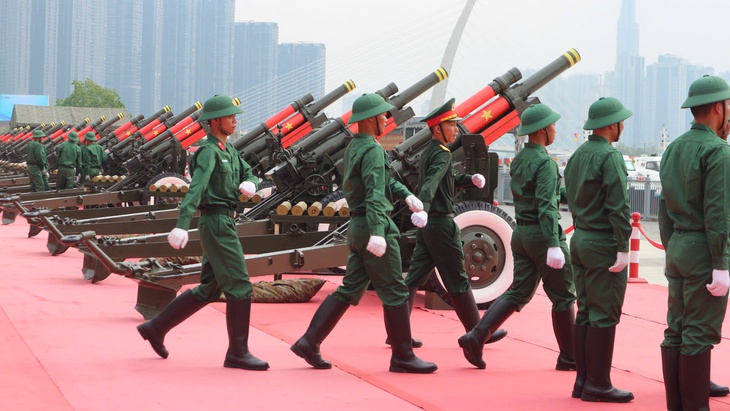 Dàn đại bác diễn tập chuẩn bị cho lễ kỷ niệm 50 năm Ngày Giải phóng miền Nam, thống nhất đất nước- Ảnh 3. Dàn đại bác diễn tập chuẩn bị cho lễ kỷ niệm 50 năm Ngày Giải phóng miền Nam, thống nhất đất nước- Ảnh 3.