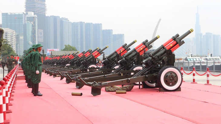 Dàn đại bác diễn tập chuẩn bị cho lễ kỷ niệm 50 năm Ngày Giải phóng miền Nam, thống nhất đất nước- Ảnh 5. Dàn đại bác diễn tập chuẩn bị cho lễ kỷ niệm 50 năm Ngày Giải phóng miền Nam, thống nhất đất nước- Ảnh 5.