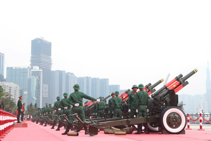 Dàn đại bác diễn tập chuẩn bị cho lễ kỷ niệm 50 năm Ngày Giải phóng miền Nam, thống nhất đất nước- Ảnh 6. Dàn đại bác diễn tập chuẩn bị cho lễ kỷ niệm 50 năm Ngày Giải phóng miền Nam, thống nhất đất nước- Ảnh 6.