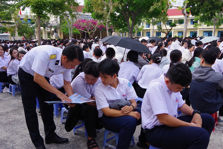 Tuyên truyền biển đảo cho 1.600 giáo viên, học sinh và đoàn viên ở Khánh Hòa- Ảnh 2. Tuyên truyền biển đảo cho 1.600 giáo viên, học sinh và đoàn viên ở Khánh Hòa- Ảnh 2.