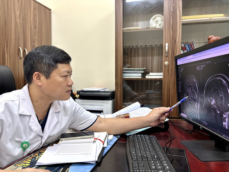Phẫu thuật đồng thời hai đường mổ 'bóc' khối u tuyến yên đặc biệt hiếm gặp- Ảnh 1. Phẫu thuật đồng thời hai đường mổ 'bóc' khối u tuyến yên đặc biệt hiếm gặp- Ảnh 1.