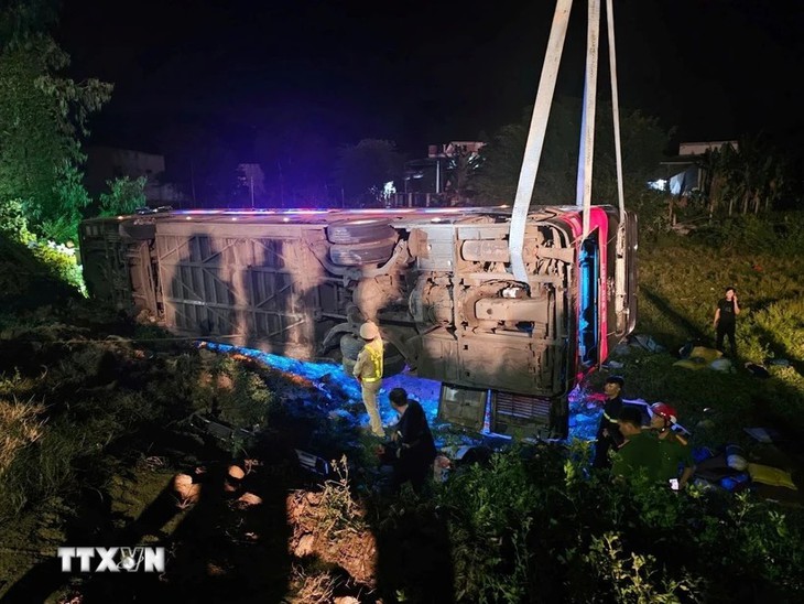 Lật xe khách lúc nửa đêm làm một người chết, 6 người bị thương- Ảnh 1.