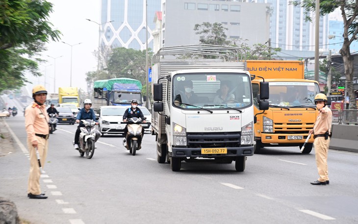 CSGT Quảng Ninh tổng kiểm soát phương tiện kinh doanh vận tải dịp lễ 2/9- Ảnh 3.