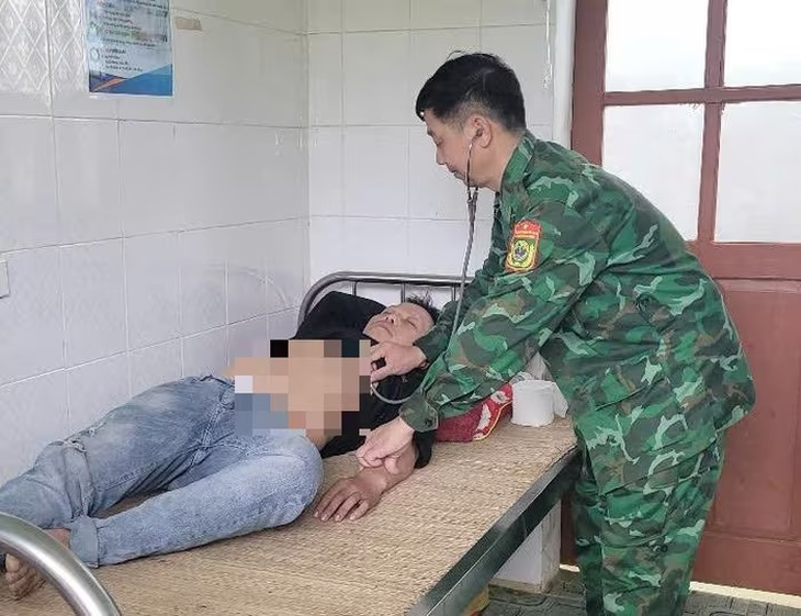Mâu thuẫn với vợ, người đàn ông vào rừng ăn lá ngón tự tử- Ảnh 1.