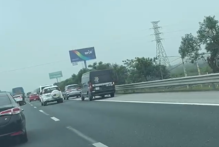 Lo tắc đường, nhiều người chọn trở lại Hà Nội vào ngày đi làm đầu tiên sau kỳ nghỉ lễ- Ảnh 2.