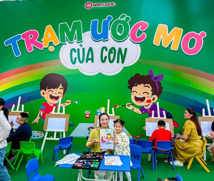 NÂNG ƯỚC MƠ XANH: Ích Nhi cùng ba mẹ lắng nghe, trải nghiệm mơ ước của trẻ nhỏ- Ảnh 2.