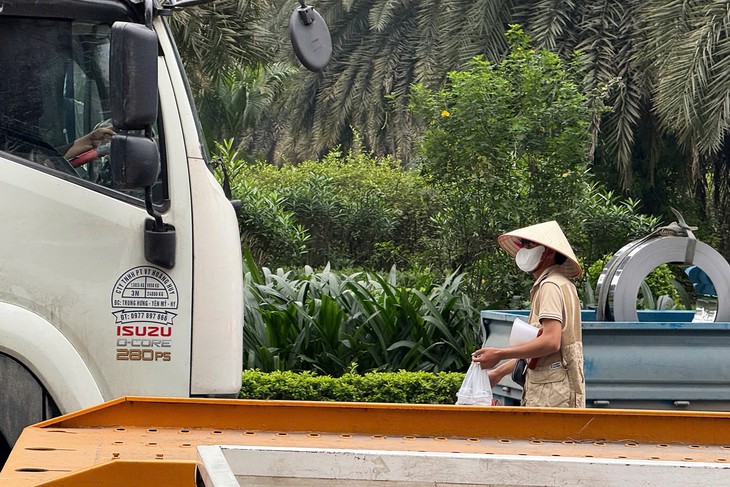 Gõ cửa cabin mời chào cà phê trên Đại lộ Thăng Long, nhiều người bị xử phạt- Ảnh 3.