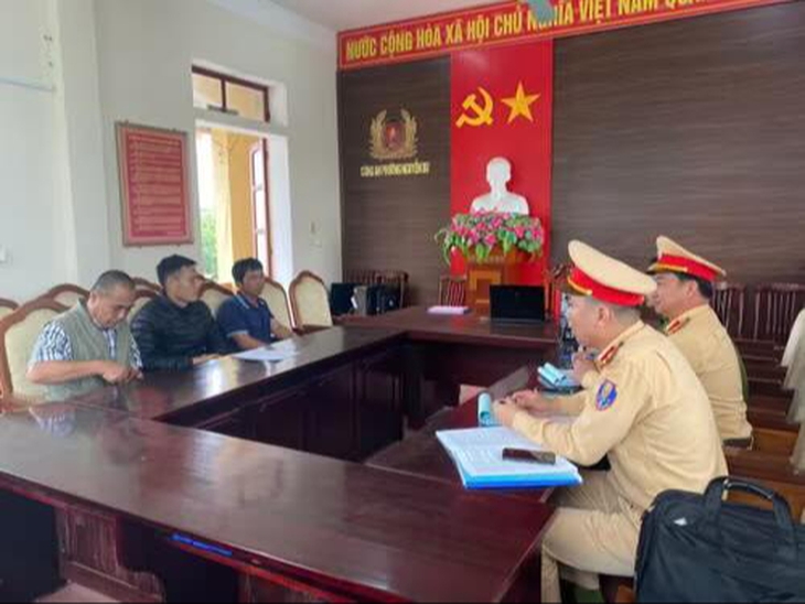 Xử phạt tài xế dùng hung khí đánh người khi bị nhắc nhở đỗ xe chắn đường- Ảnh 2. Xử phạt tài xế dùng hung khí đánh người khi bị nhắc nhở đỗ xe chắn đường- Ảnh 2.