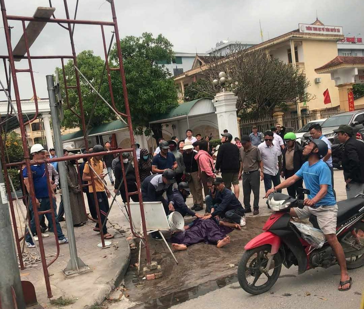 Sửa biển quảng cáo, người đàn ông bị điện giật bất tỉnh- Ảnh 1.