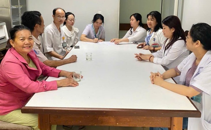 Bệnh viện Mắt lên tiếng về 'nhân viên y tế trừng mắt với bệnh nhân'- Ảnh 1.