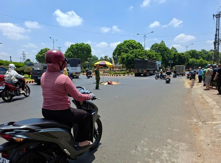 Hai người trên xe máy thương vong sau va chạm với xe đầu kéo- Ảnh 1.
