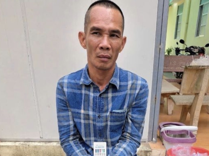 Kẻ 'ngáo đá' cầm dao dọa cắt cổ người dân- Ảnh 1.