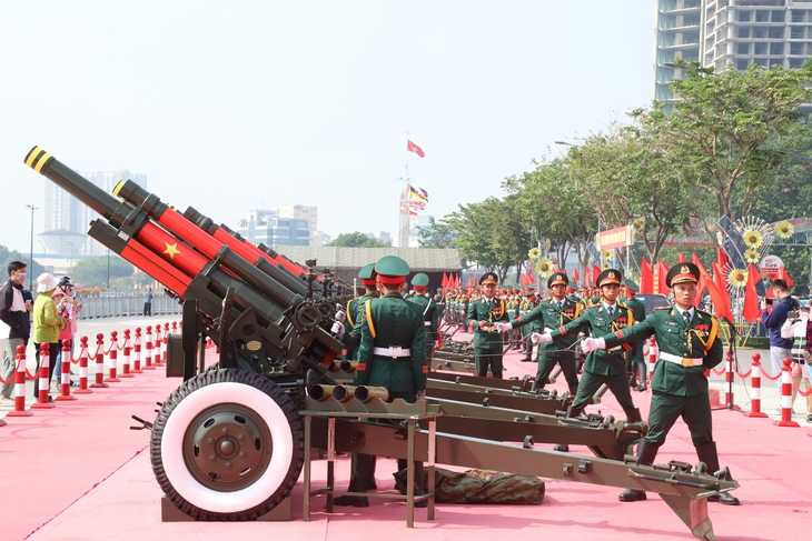 Người dân TPHCM hào hứng chụp hình với dàn đại bác diễn tập chuẩn bị cho 30/4- Ảnh 1.