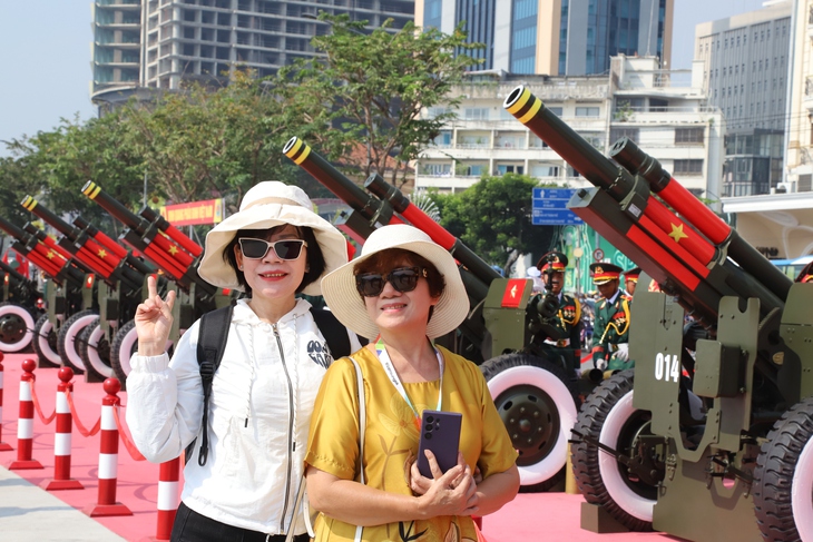 Người dân TPHCM hào hứng chụp hình với dàn đại bác diễn tập chuẩn bị cho 30/4- Ảnh 7.